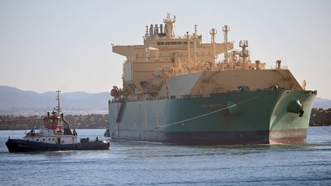 Търсещата газ Европа чака танкер с втечнен газ, пренасочен от Китай