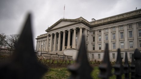 Бюджетният излишък на САЩ се свива с 43% заради спад на данъчните приходи