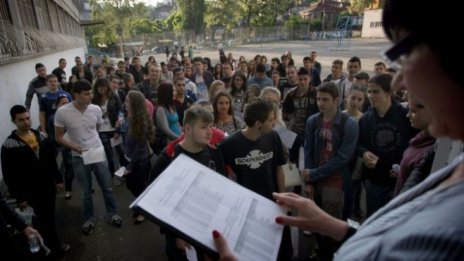 МОН има различни сценарии, засега външното оценяване не отпада