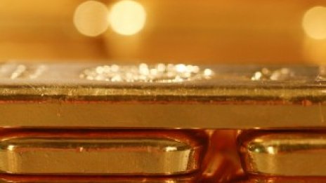 Златото се насочва към най-голямото си седмично поскъпване от 12 години 