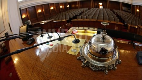 Парламентът пред прецедент - депутатите не подкрепиха оставката на Делян Добрев