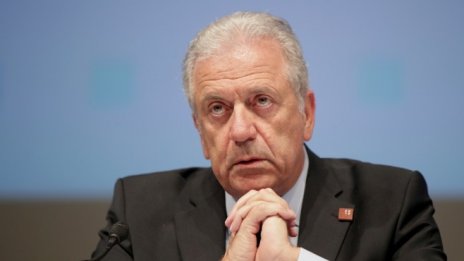 Европейският комисар по миграцията разкритикува реакцията на Италия спрямо ЕС