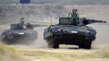 Компании от сектора на отбраната привличат служители на закъсали автоконцерни в Германия