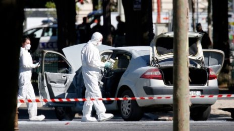 Кола се вряза в микробус на жандармерията в Париж