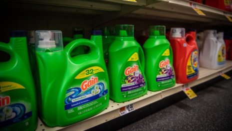 Омикрон вариантът накара P&G да повиши прогнозата за приходите си