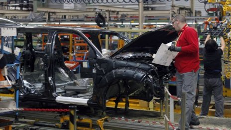 Nissan намалява производството в Япония 