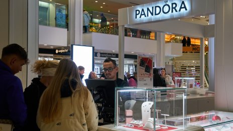 Pandora засенчи прогнозите със силни продажби на бижута за Коледа