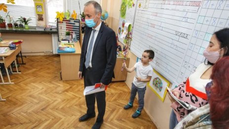 Големите ученици може поетапно да се върнат в клас от 18 януари