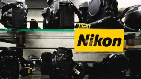 EssilorLuxottica се опитва да увеличи дела си в Nikon