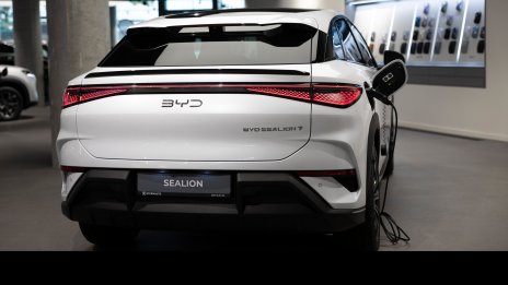 Европа може да посрещне 2030 г. с осем автомобилни фабрики в повече от необходимото