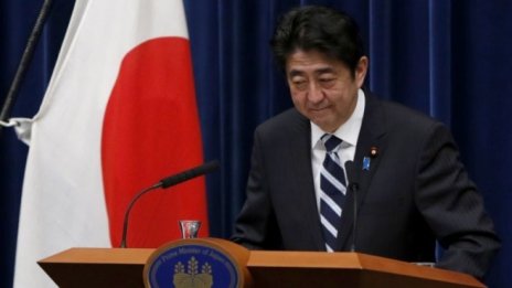 Най-тежката криза за японския премиер му коства подкрепата на избирателите