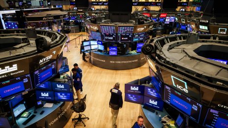 Подновената несигурност около митата потопи индексите на Wall Street