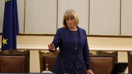 Цецка Цачева остава председател на Народното събрание