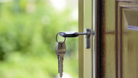 Приходите на хотелиерите спадат с близо 40% през октомври