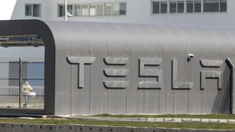 Tesla си осигури кредит за 565 млн. долара за фабриката в Шанхай