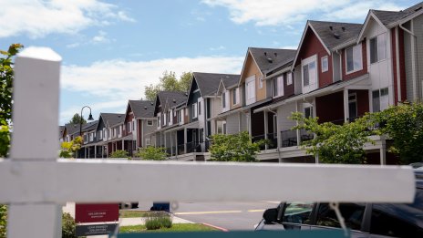 Продажбите на нови жилища в САЩ се свиха до тримесечно дъно заради лихвите и бурите