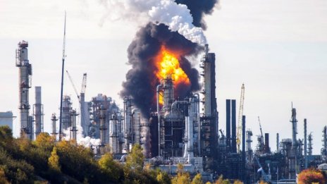 Експлозия затвори най-голямата петролна рафинерия в Канада 