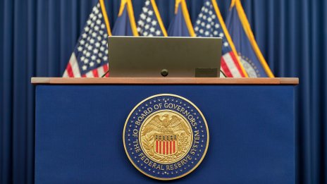 В симулирана от AI среща на Федералния резерв политическият натиск поляризира борда