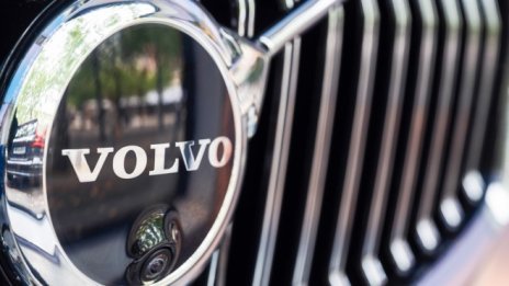 Продажбите на Volvo спадат с над 20% през януари заради затегнатите доставки