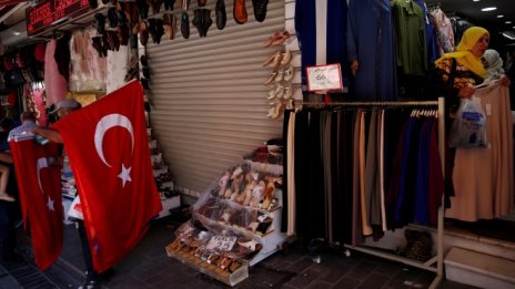 Турците започват да заобикалят магазините