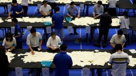 Управляващите в Япония затвърдиха мнозинството си в горната камара на парламента