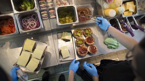 Над 6300 трудови нарушения в заведения за 2 месеца установиха проверки