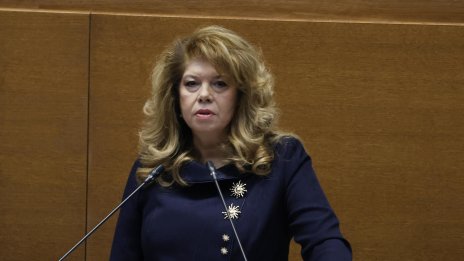 Йотова започва консултации с партиите на 5 май