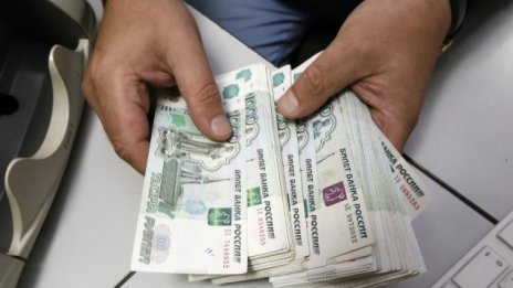 Руската рубла се търгува волатилно