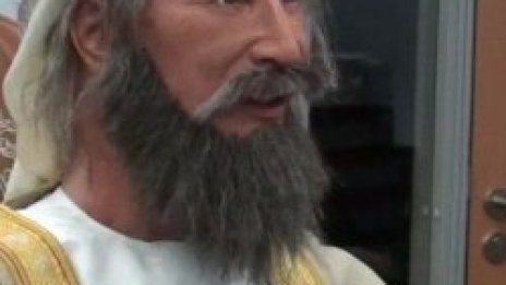 Хуманоиден робот говори на арабски