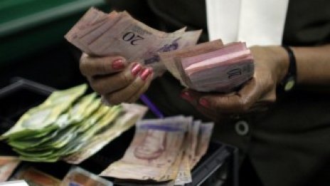 Двуострото обезценяване на венецуелския боливар
