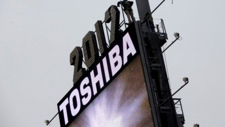Акциите на Toshiba се сринаха с още 20%