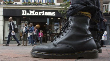 Производителят на популярните боти Dr Martens очерта икономии на разходите