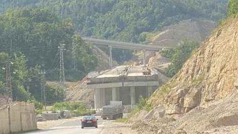 Коритарова: До края на годината ще има по една лента в посока от пътя Ботевград-Мездра