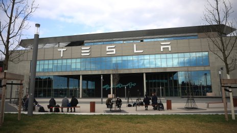 Германската фабрика на Tesla продължава да хвърля сянка върху живота в Грюнхайде