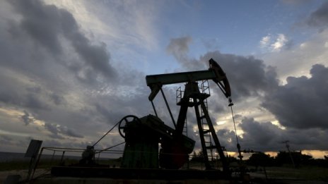 Петролът леко поевтинява в петък