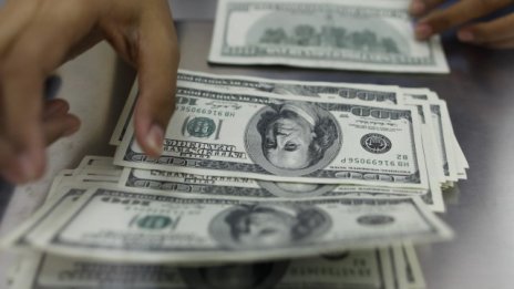 Централните банки купуват ударно акции