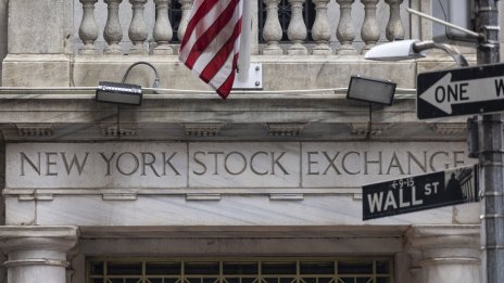 Dow завърши сесията с близо 200 пункта нагоре, но Nasdaq се оказа на червено