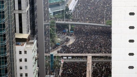 Лидерът на Хонконг се извини на протестиращите