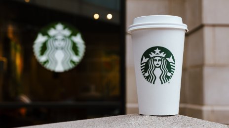 Starbucks записа първия спад на приходите си от 2020 г. насам