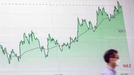 Азиатските пазари стартираха седмицата предимно с повишения