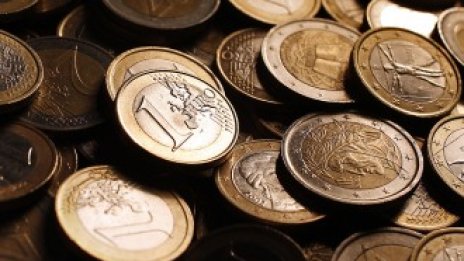 Доларът поевтиня до 4-месечно дъно спрямо еврото