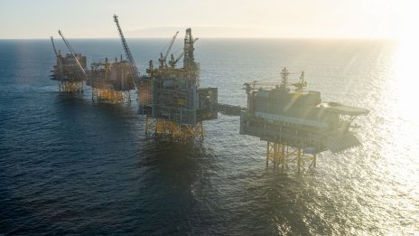 Петролът поевтинява, притиснат от ръста в американските запаси и ускорената инфлация*