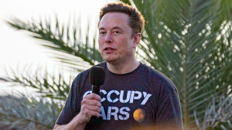 Илон Мъск пусна анкета дали да спре да ръководи Twitter