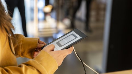 Amazon представи нов базов четец Kindle за 99 долара