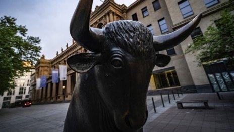 Силното промишлено производство оцвети в зелено европейските индекси