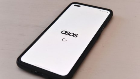 Колебливото търсене по Коледа засегна бизнеса на ASOS