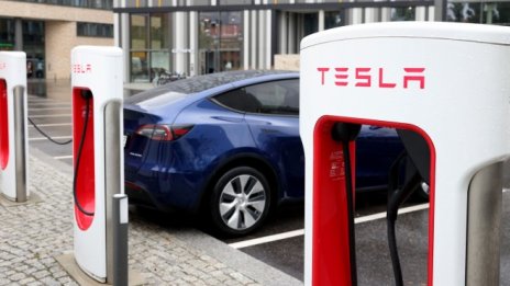 Политическата опозиция в Индия ухажва Tesla в опит да я привлече 