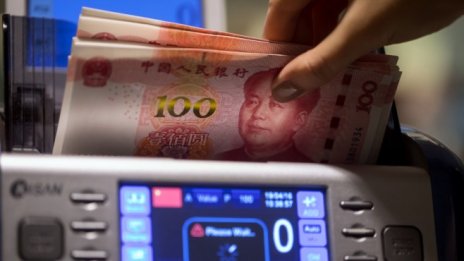 Изненадващото понижение на лихвите може да навреди на китайския юан