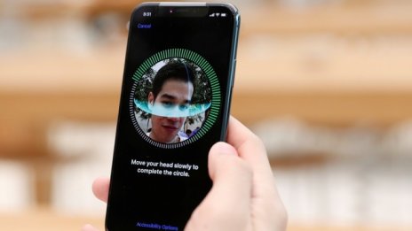 Apple тества влизане в iCloud с Face ID и Touch ID