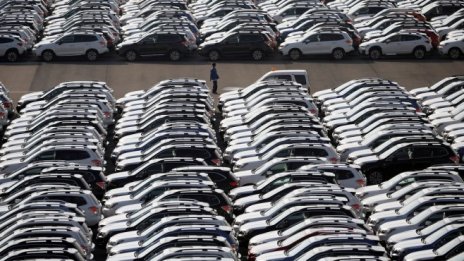 Продажбите на коли в Китай се повишиха за първи път от година